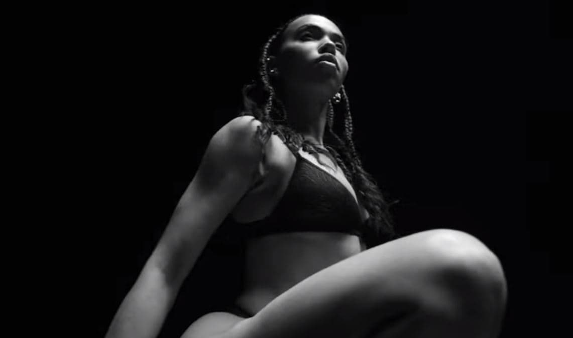 Ndalohet reklama “seksiste” e Calvin Klein, gruaja portretizohet si objekt