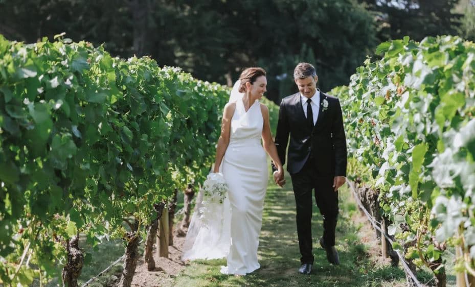 Martohet ish-kryeministrja e Zelandës së Re, ceremonia mes vreshtave
