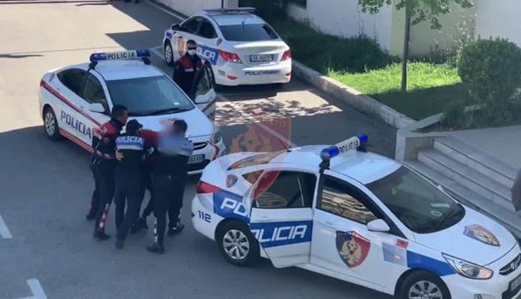 Trafikonin kanabis nga SHBA në Shqipëri duke përdorur postën, arrestohen 2 persona/ Një tjetër shpallet në kërkim