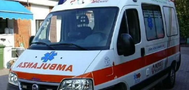 Tentoi të shuante flakët e zjarrit që kishte ndezur në oborr, përfundon në spital 67-vjeçarja në Tamarë