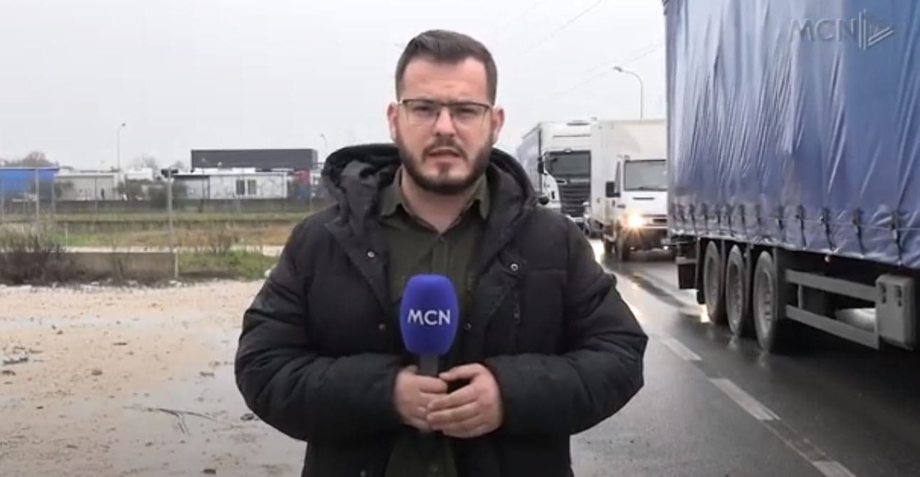 Aksident i trefishtë, 1 viktimë dhe 3 të plagosur/ Parakalimi i gabuar shkak i aksidentit, aksi i mbingarkuar me kamionë (VIDEO)