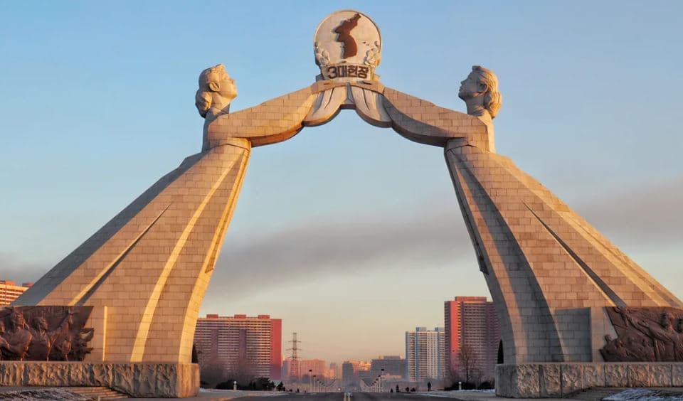 Kim Jong Un zotohet të çmontojë harkun e bashkimit të babait, shpall Korenë e Jugut "armikun kryesor"