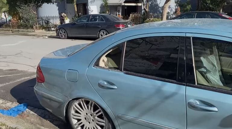 Dëmtoi me sende të forta 4 automjete të parkuara, në kërkim i riu në Vlorë
