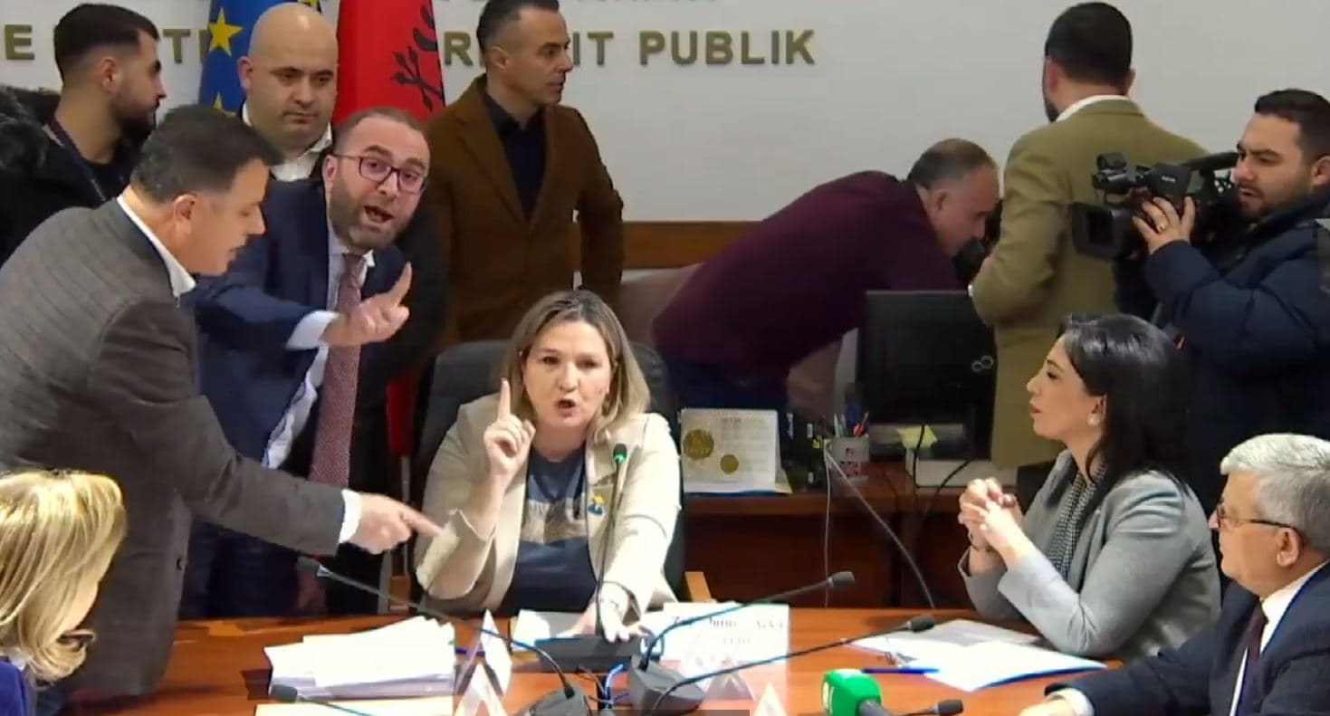 Bardhi e Noka për përplasen me deputeten Açka në Komisionin e Medias: Mos u bëj fasadë e bandave të Suel Çelës (VIDEO)