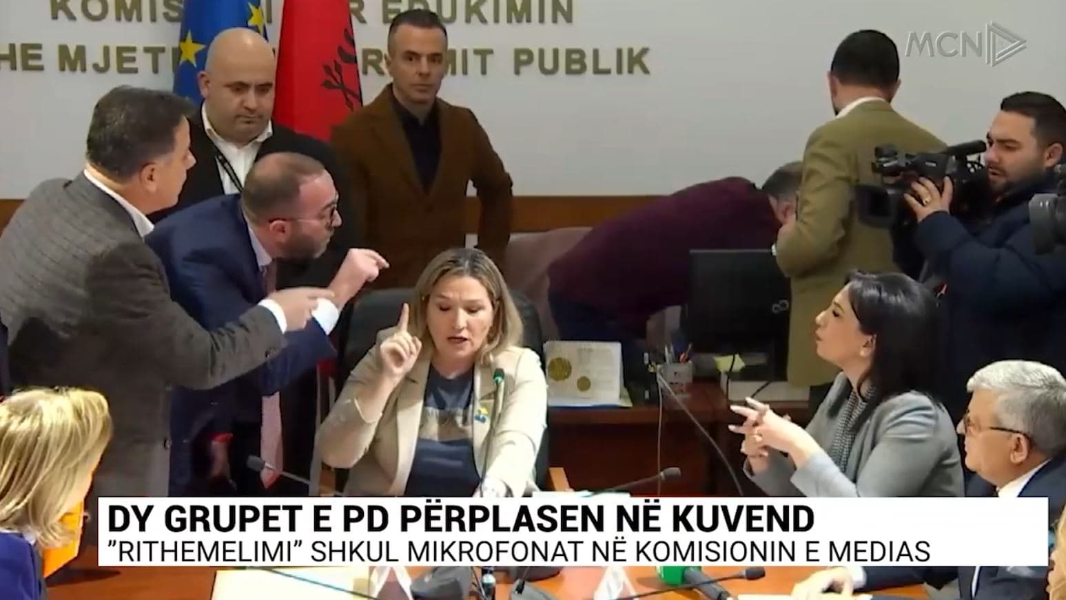Dy grupet e PD përplasen në Kuvend, “Rithemelimi” shkul mikrofonat në komisionin e Medias (VIDEO)
