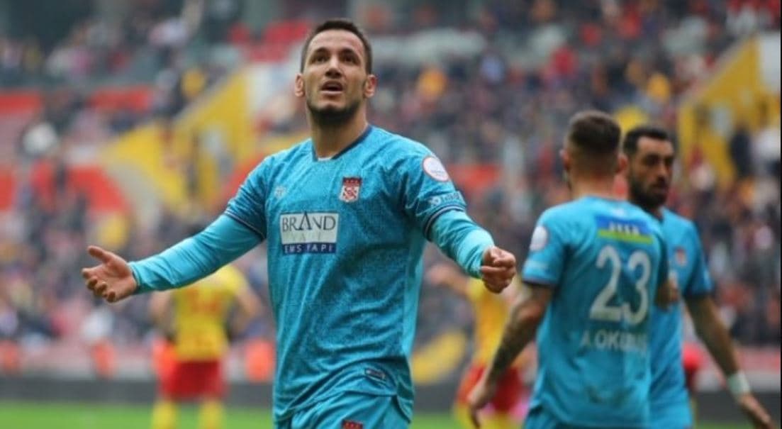 Futet nga stoli dhe shënon supergol, Manaj, kualifikon ekipin e tij në Kupën e Turqisë (VIDEO)