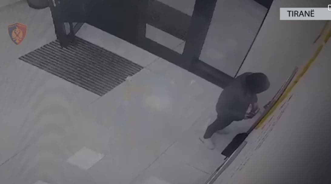 Prodhonin karta të klonuara dhe vidhnin shuma parash duke ndërhyrë në sisteme kompjuterike, 3 rumunë në kërkim