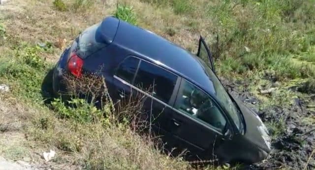 Makina del nga rruga dhe bie në kanal, humb jetën një person në Vorë
