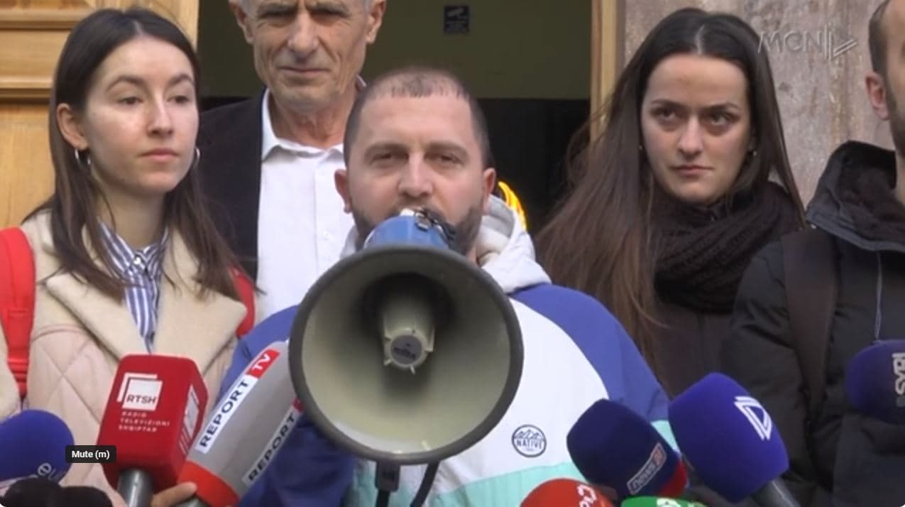  Kushtetuesja e gjykon në fshehtësi “emigrantët”. Aktivistët, protestë para gjykatës (VIDEO)