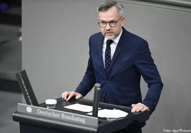     Publikoi një letër të firmosur nga 24 politikanë evropianë/ Roth-Vuçiçit: Je totalisht i izoluar!