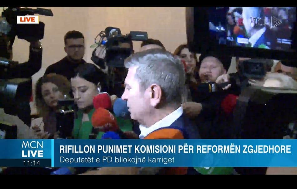Bllokohet mbledhja e Komisionit të Reformës Zgjedhore/ Gjiknuri: Akte vandale nga opozita