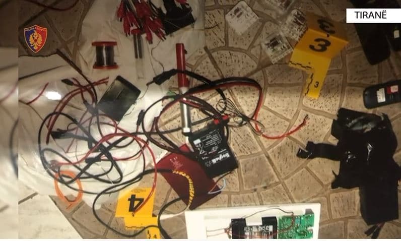 Tiranë/ Sekuestrohen dy mina me eksploziv, pranga 20-vjeçarit, në kërkim i vëllai