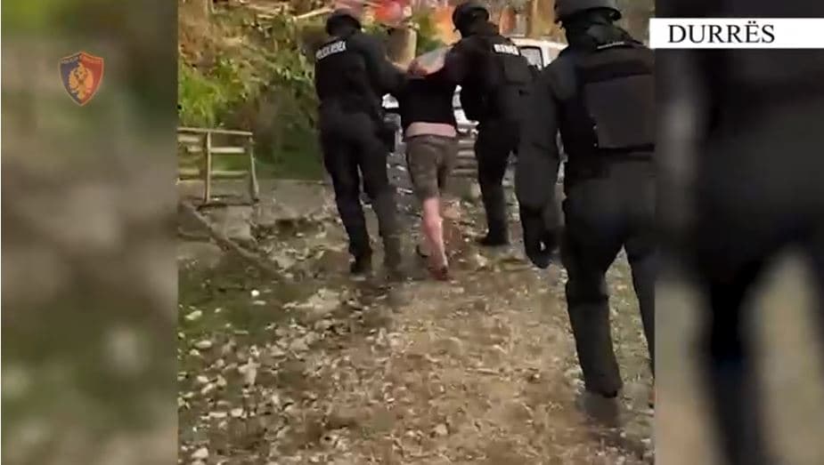 Dhunë ndaj të atit dhe kërcënim me sëpatë dhe thikë për ta vrarë, ndërhyrja e RENEA-s prangos djalin 
