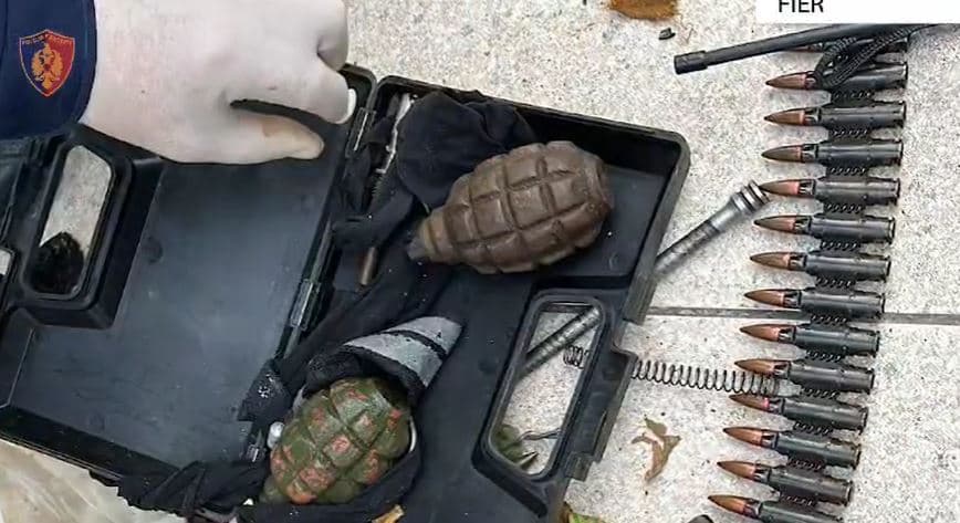 Zbulohet një tjetër arsenal armësh zjarri në Fier