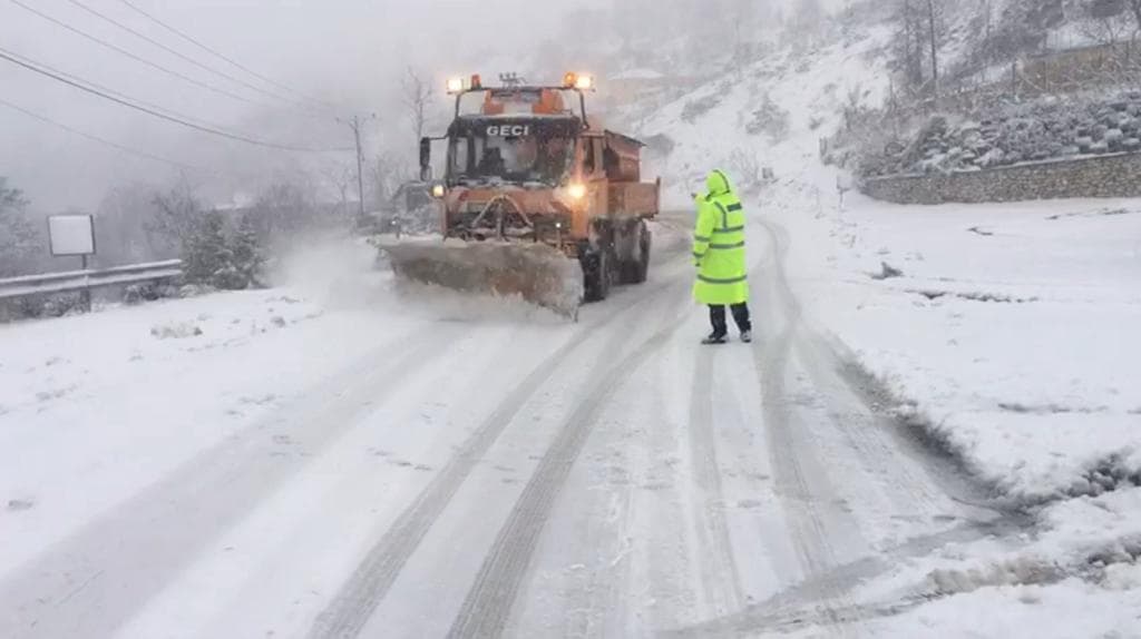 Reshjet e borës, bllokohet aksi rrugor Bogë-Qafë Thore