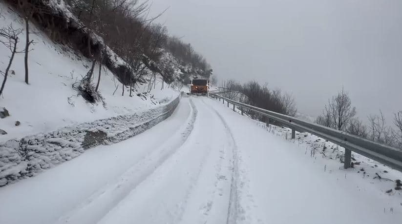 Reshjet e borës përfshijnë vendin, vështirësi qarkullimi në disa akse/ Fshatrat e Fushë Arrëzit dhe Mirditës pa energji