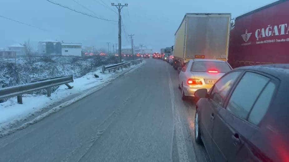 Moti i keq/ Radhë të gjata mjetesh dhe vështirësi qarkullimi në aksin Përrenjas-Qafë Thanë