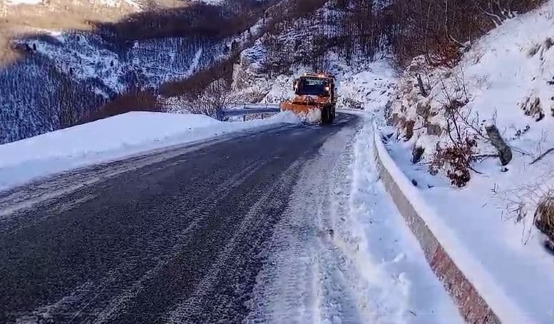 Reshje bore me intensitet në qarkun e Korçës, trashësia arrin në 50 cm
