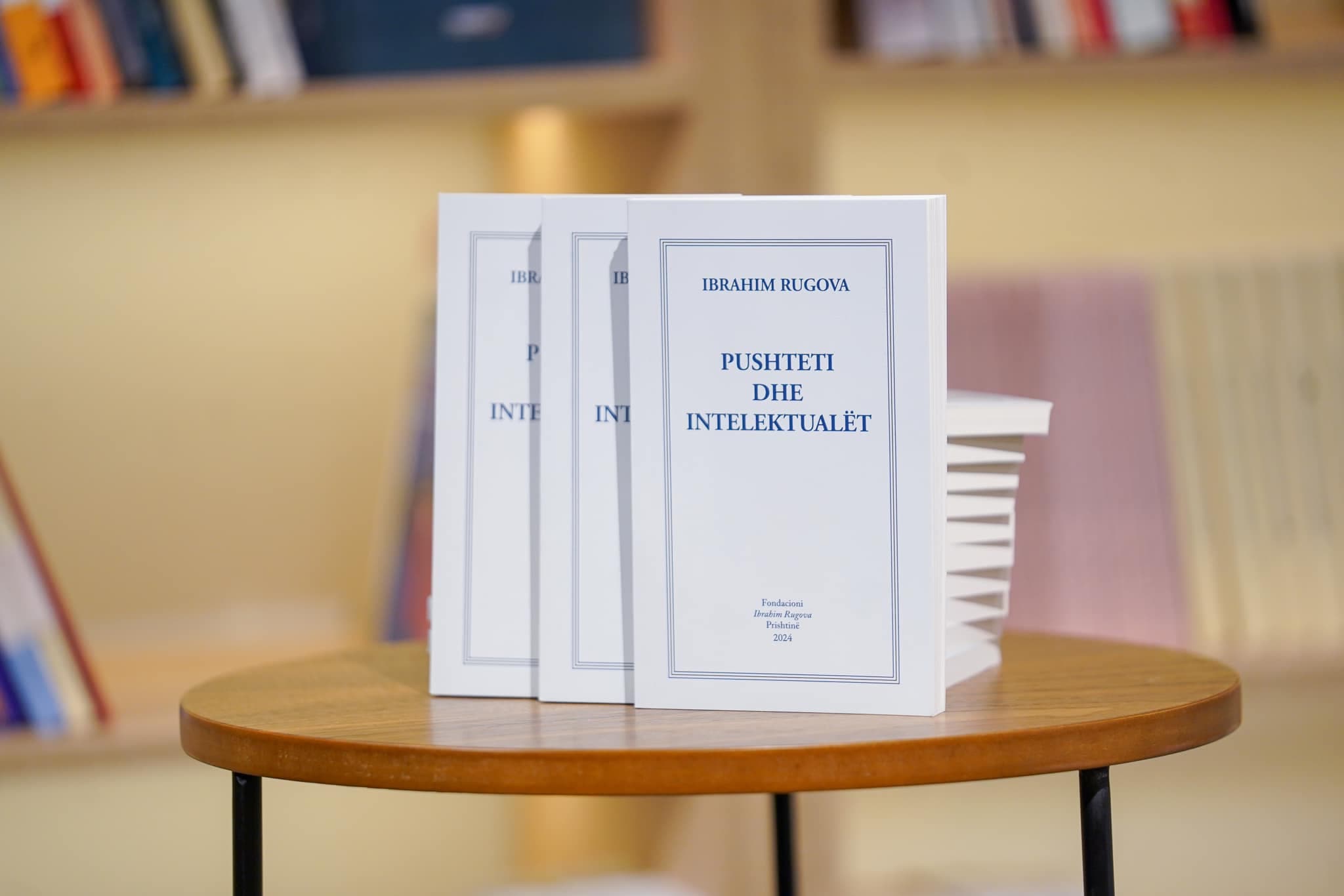  Promovohet libri “Pushteti dhe Intelektualët”, dedikuar ish-presidentit Ibrahim Rugova