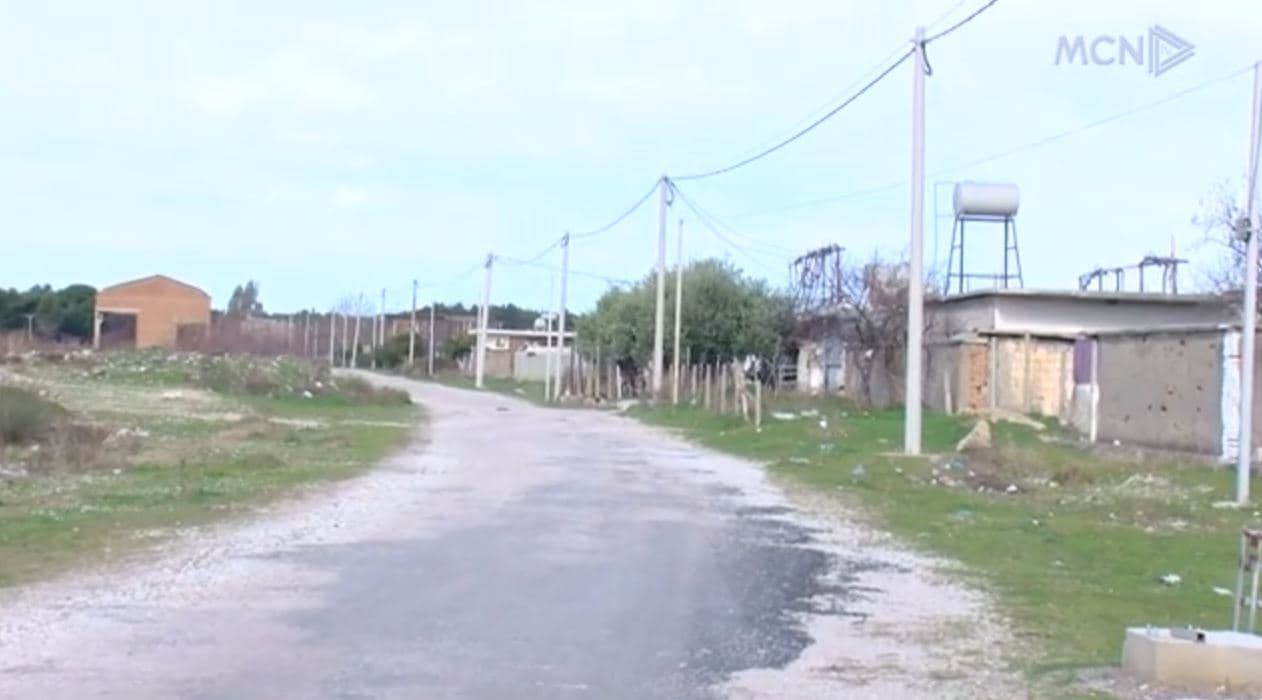 Vlora, pa kosha dhe pa pastrim/ Banorët e “24 Majit” i hedhin mbeturinat në kanal (VIDEO)