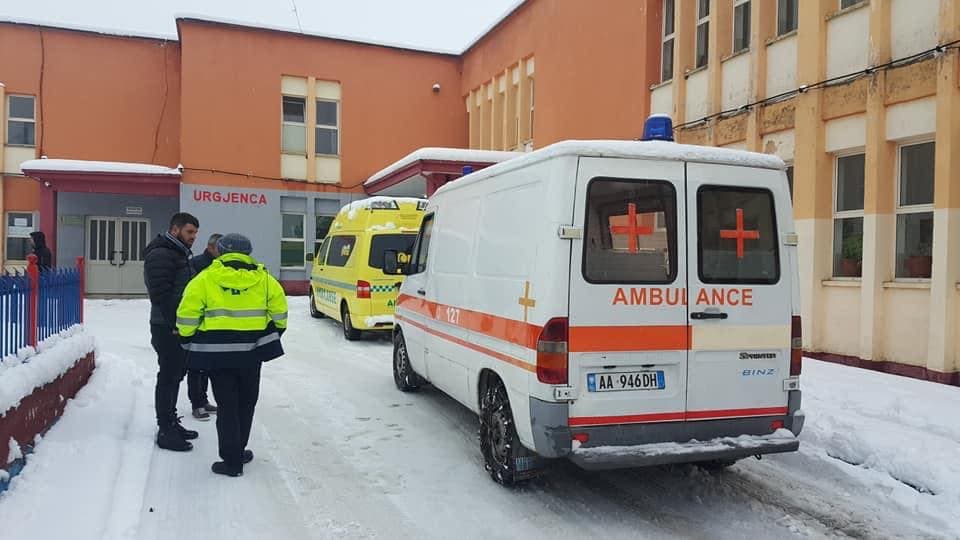 Konflikt me thika mes dy adoleshentëve, 17-vjeçari përfundon në spital