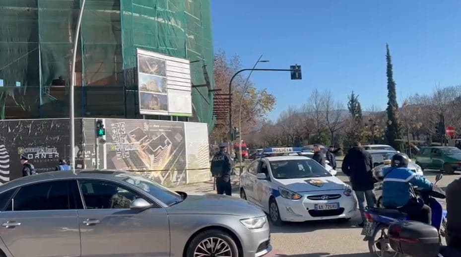 Dy kalimtarë dëmtohen nga rrëzimi i skelave të një pallati në ndërtim/ Shoqërohen në polici inxhinieri dhe dy punëtorë 