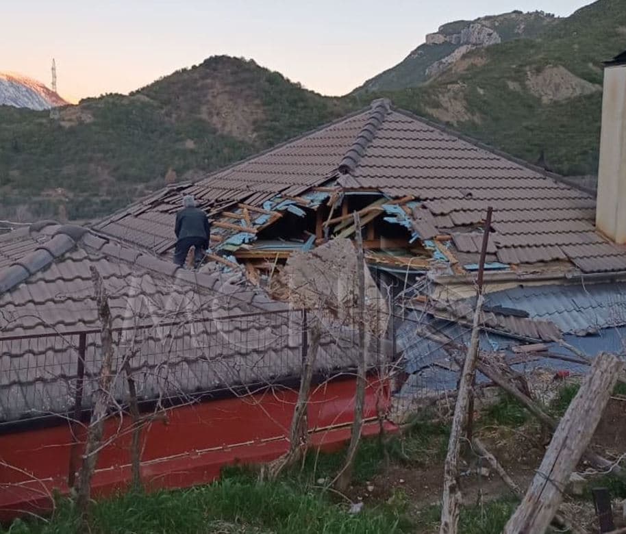 Shkëputja e shkëmbit përfundon në një shtëpi në Përmet, plagoset rëndë një djalë i ri