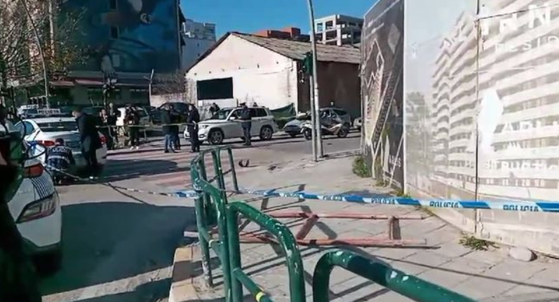 Skela ra nga pallati në ndërtim dhe plagosi dy kalimtarë, arrestohen 3 punonjësit e firmës