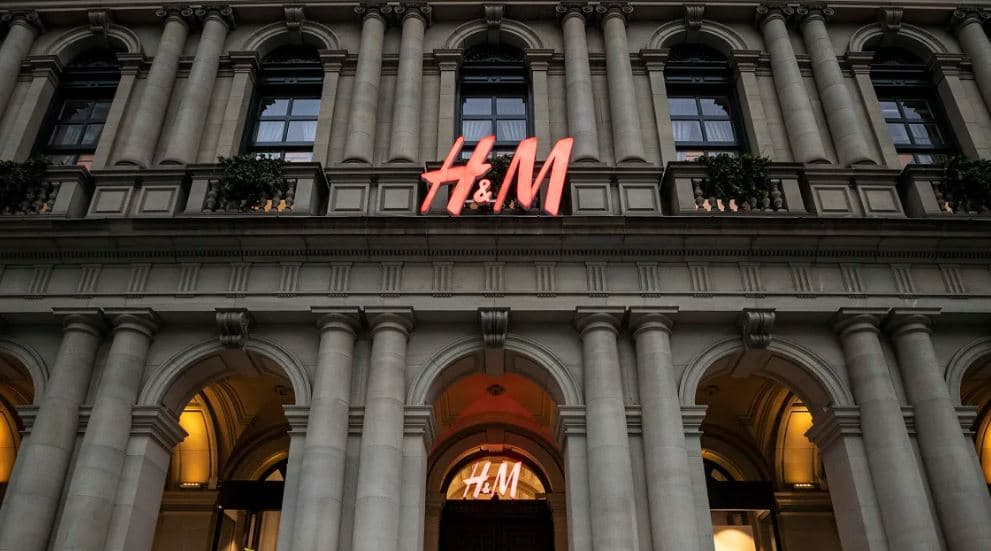 Ankesa për seksualizimin e fëmijëve, H&M tërheq reklamën e uniformës shkollore në Australi