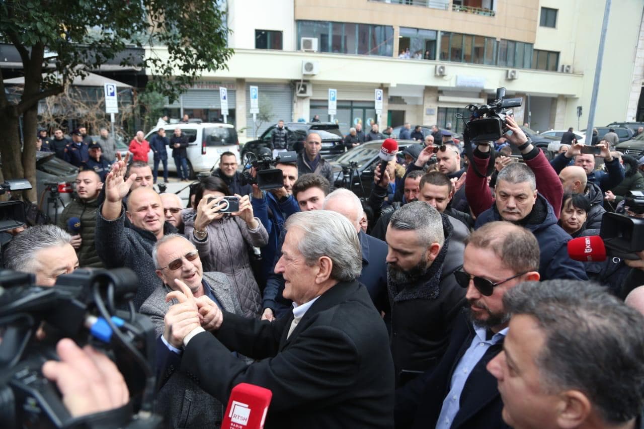 Sali Berisha mbërrin në SPAK: Jam këtu për të denoncuar Edi Ramën (VIDEO)