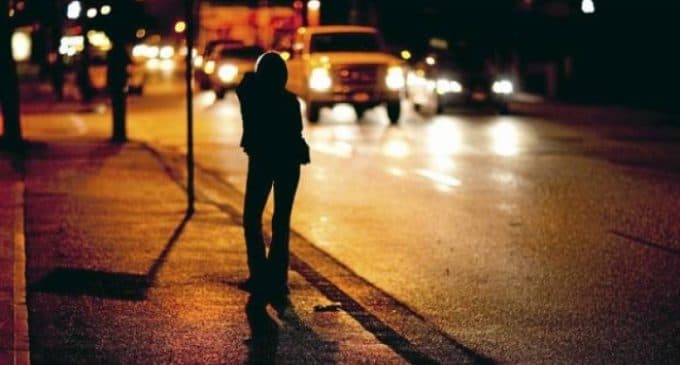 Shfrytëzonte 24-vjeçaren për prostitucion, arrestohet një grua në Fier