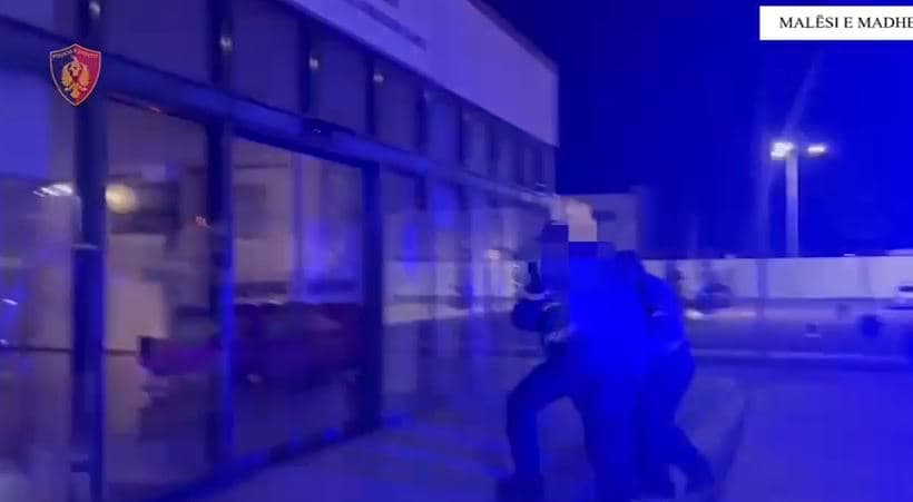 Mashtronin qytetarë për automjete me qira përmes rrjeteve sociale, arrestohet 29 vjeçari dhe shpallet në kërkim kushëriri i tij