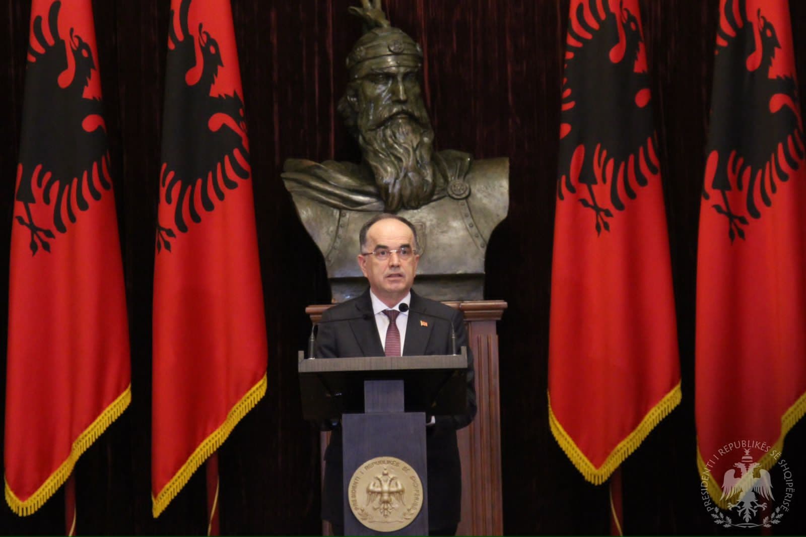 Presidenti Begaj dekreton dhënien e gradave madhore në Forcat e Armatosura/ Emrat