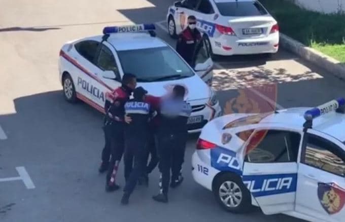 U kap duke transportuar emigrantë të paligjshëm me një automjet që e drejtonte pa leje, arrestohet 38-vjeçari në Korçë