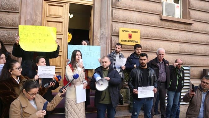 Afati 5-vjeçar jo proporcional/ Kushtetuesja i kërkon Kuvendit të ulë afatin e ligjit për studentët e Mjekësisë