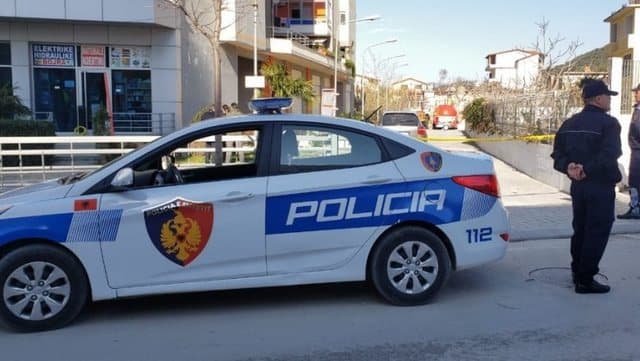 Tjetër rast i rëndë në Tiranë/ Mbyll familjen në banesë dhe i kërcënonte për vrasje, pranga 66-vjeçarit
