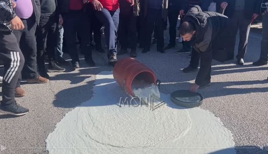 Blegtorët në rrugë kundër fabrikave të qumështit