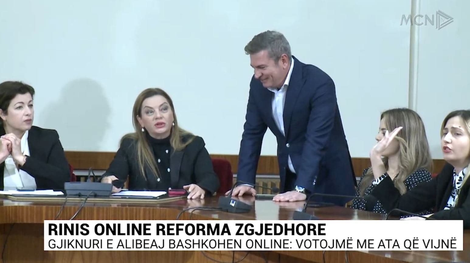 Opozita bllokon “Zgjedhoren”/ Gjiknuri e Alibeaj bashkohen online: E votojmë me ata që vijnë (VIDEO)