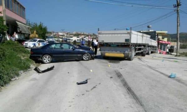 Kamioni del nga rruga dhe përplaset me shtyllën në Savër të Lushnjës, plagoset shoferi