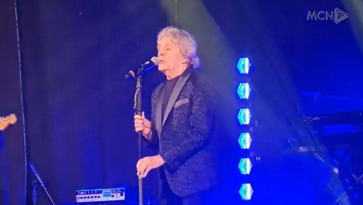 Fausto Leali mban koncert në Vlorë/ Artisti italian risjell këngët më të mira të repertorit (VIDEO)