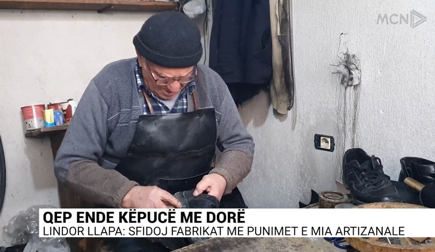 Qep ende këpucë me dorë/ Lindor Llapa: Sfidoj fabrikat me punimet e mia artizanale (VIDEO)