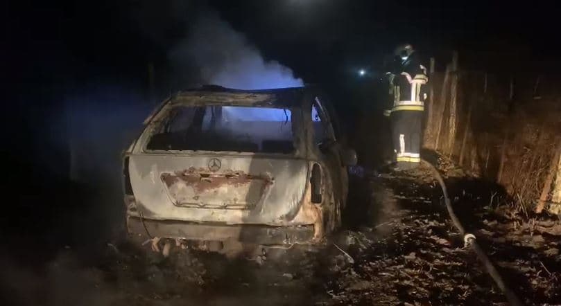 Pa targa dhe pa numër shasie, digjet gjatë natës makina në Shkodër