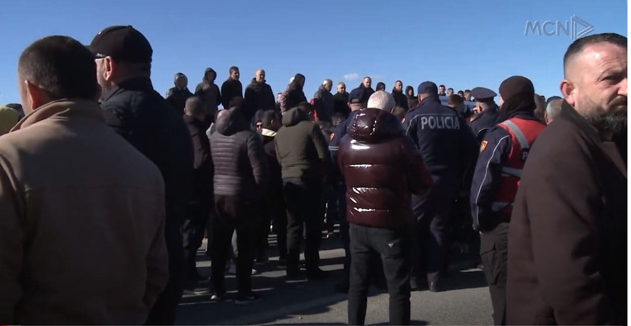 Autostrada Thumanë-Kashar, banorët në protestë. Kundërshtojnë projektin, izolohen 11 mijë banorë