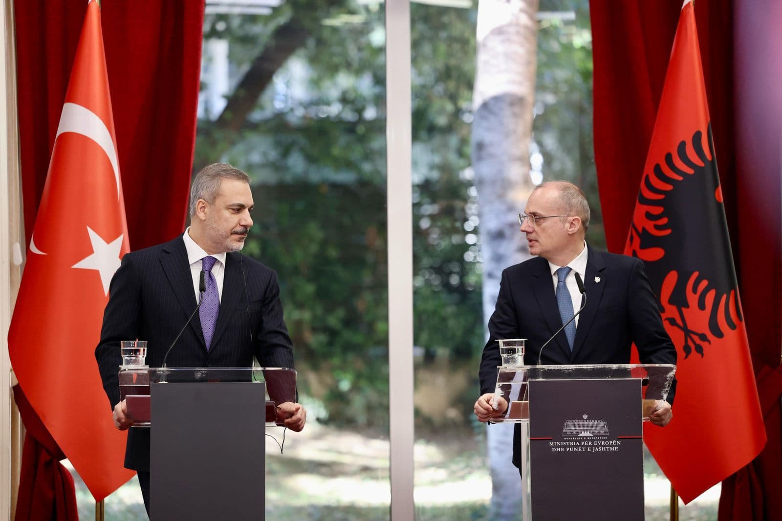   Ministri i Jashtëm i Turqisë pas takimit me homologun Hasani: Pastroni mbetjet e fundit të FETO-s në Shqipëri