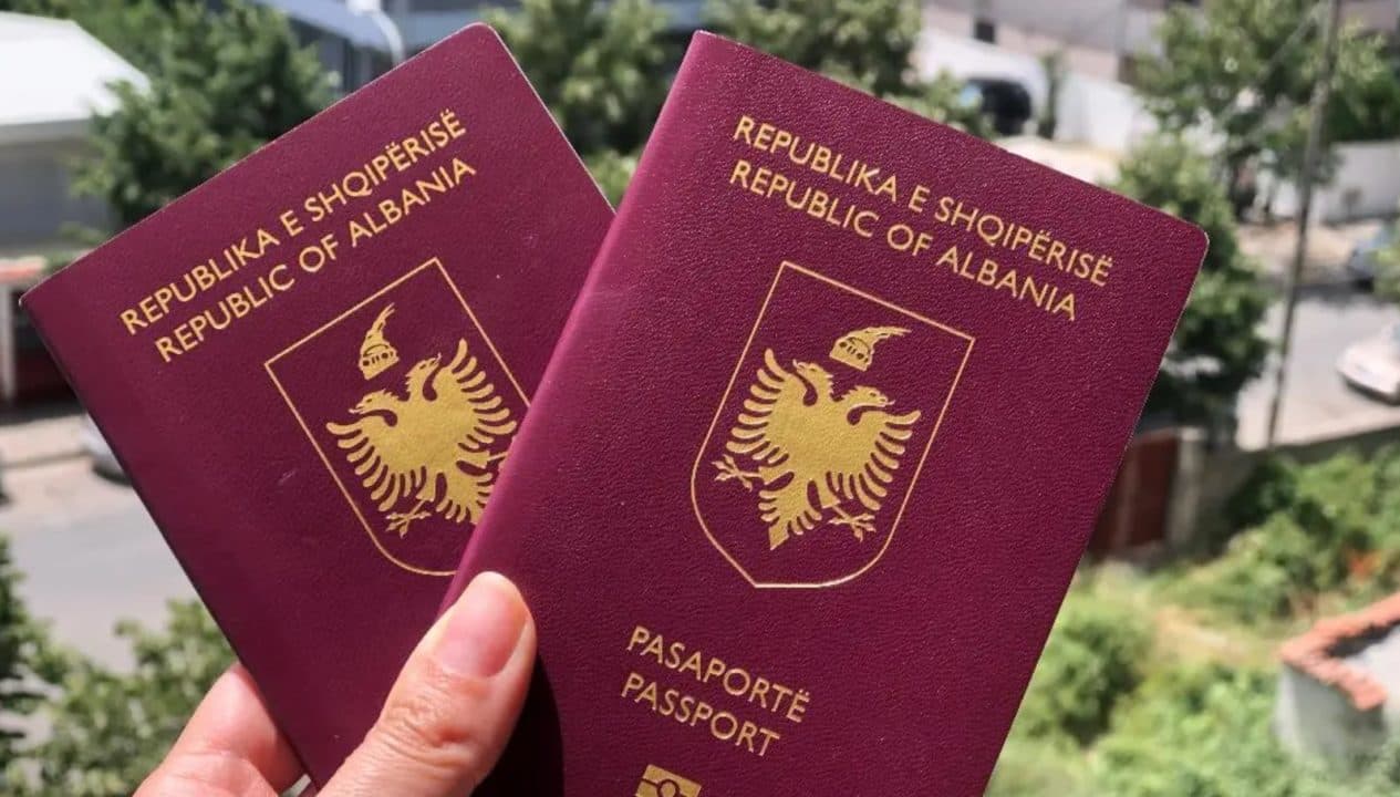 Ambasada Amerikane: S’ka më nevojë për validitet pasaporte 6-mujor, që të udhëtohet drejt SHBA