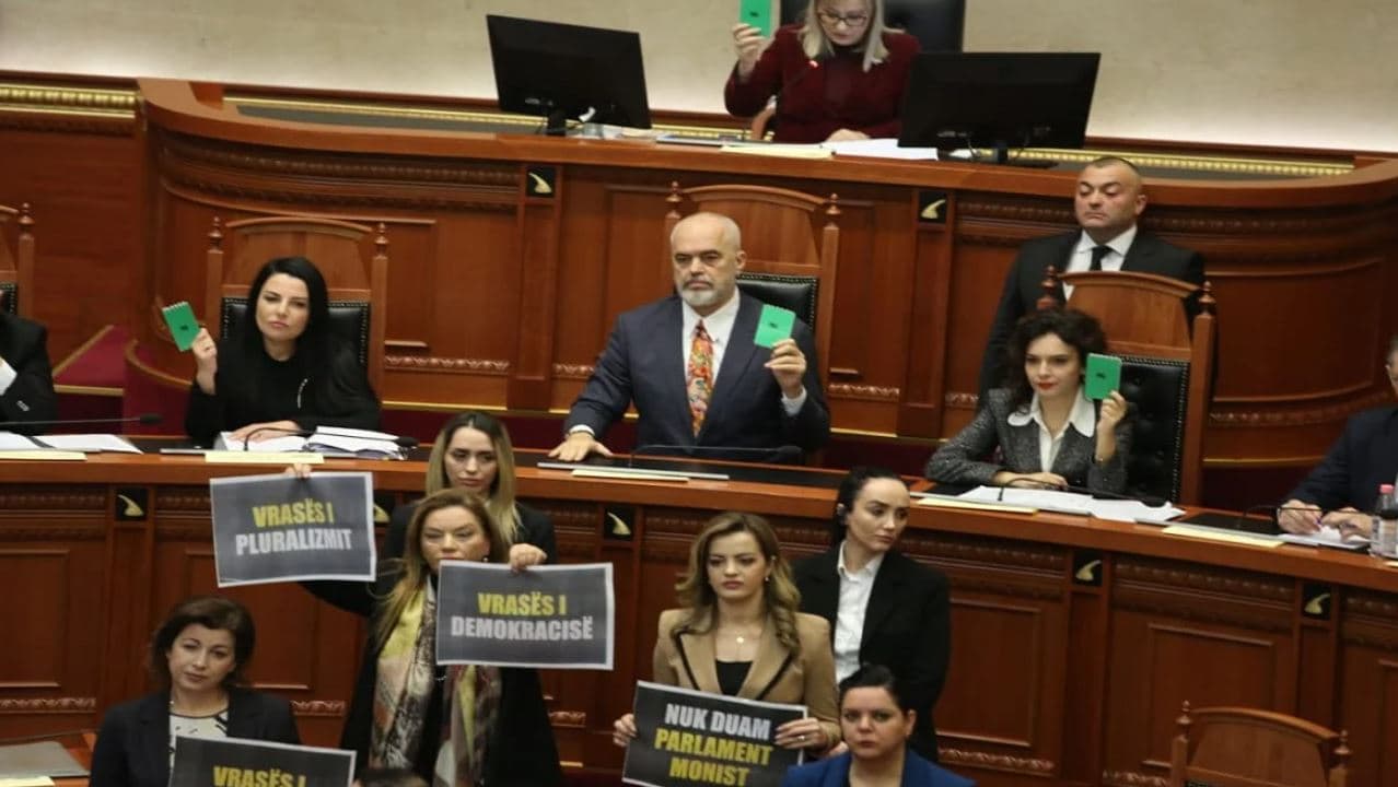 Kaosi në Kuvend, përjashtohen 19 deputetë të opozitës