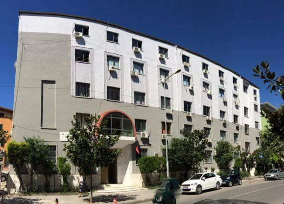 Plagosi fqinjin pas konfliktit për zhurmën, gjykata lë në burg Gentian Kuqin