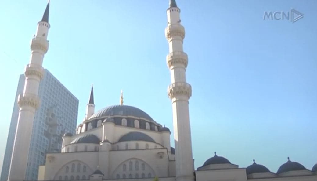 KMSH “injoron” Fidan, Xhamia e Namazgjasë rimbyllet pas vizitës së ministrit (VIDEO)