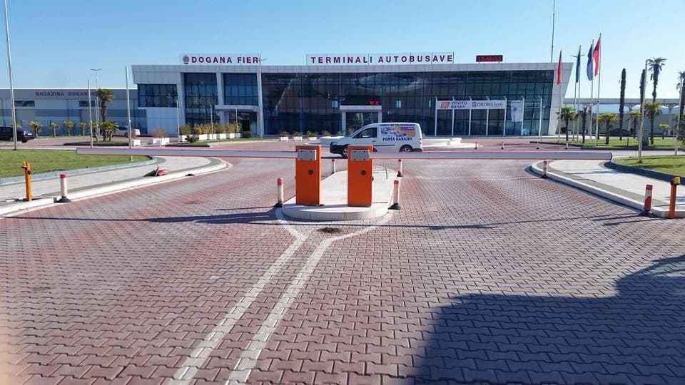 Fatura false për zhdoganimin e mallrave me origjinë nga Kina, arrestohen 3 doganierë dhe 3 biznesmenë në Fier