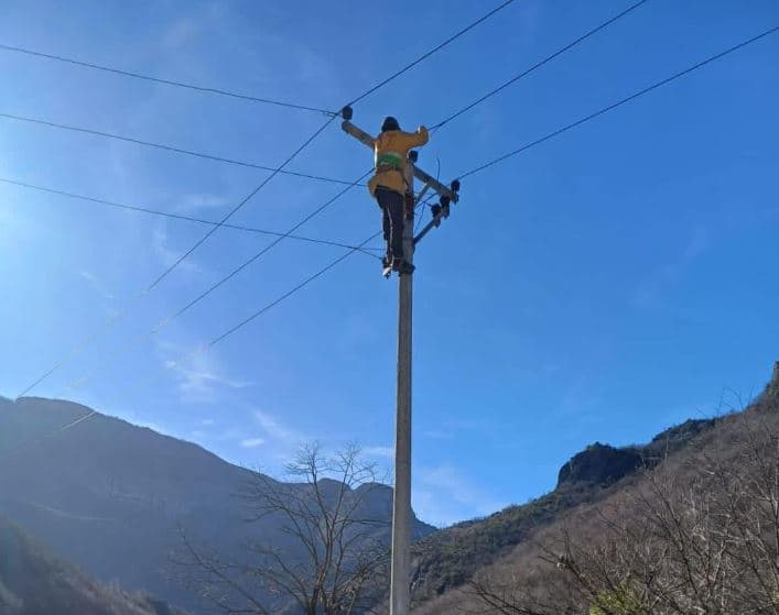 Bie nga shtylla e korrentit, humb jetën elektriçisti në Bulqizë